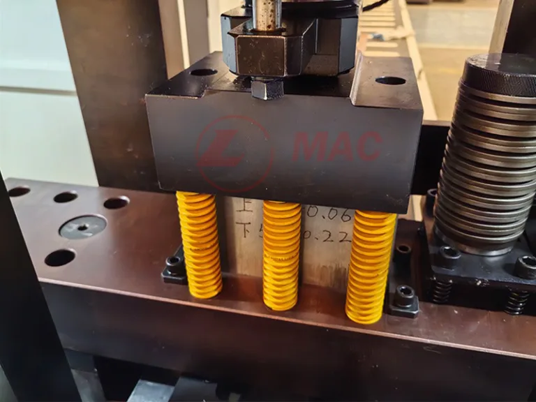 Mesin pemotong busbar CNC